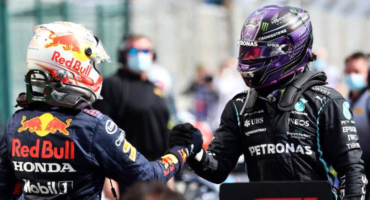 Lewis Hamilton stringe la mano a Max Verstappen dopo il Gran Premio del Portogallo di F1 2021 a Portimao