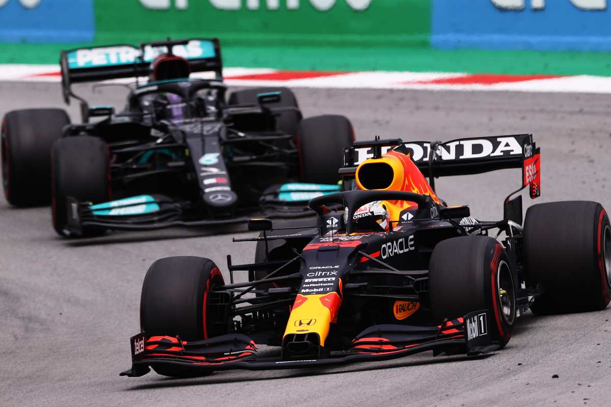 Max Verstappen davanti a Lewis Hamilton al Gran Premio di Spagna di F1 2021 a Barcellona