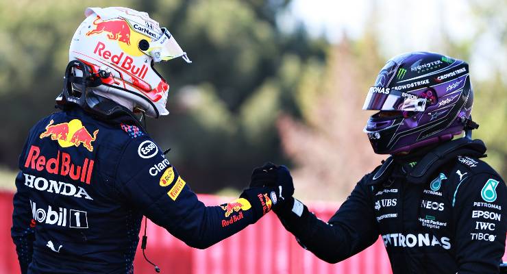 Max Verstappen e Lewis Hamilton nel parco chiuso dopo le qualifiche del Gran Premio di Spagna di F1 2021 a Barcellona