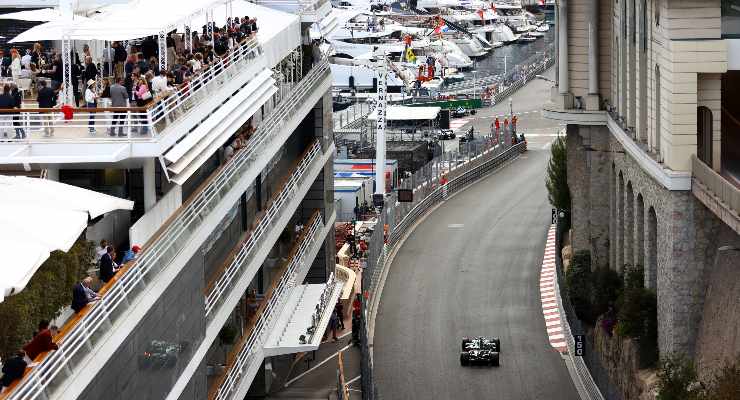 Sebastian Vettel in pista sulla sua Aston Martin al Gran Premio di Montecarlo di F1 2021 a Monaco (Foto Bryn Lennon/Getty Images)