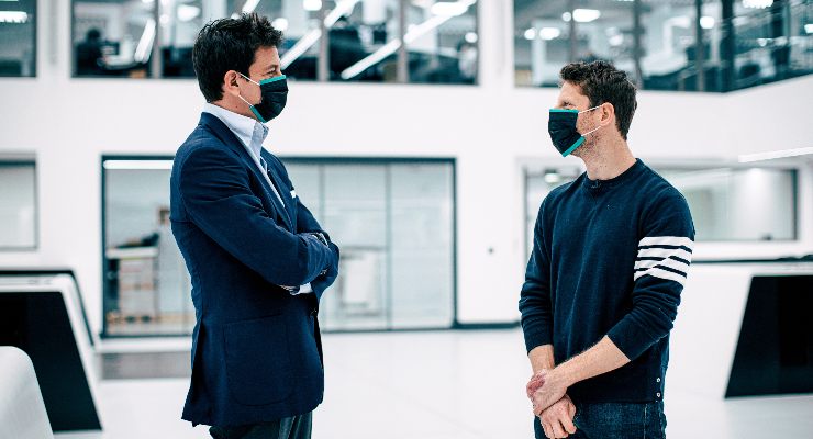 Romain Grosjean parla con il team principal Toto Wolff durante la visita a Brackley