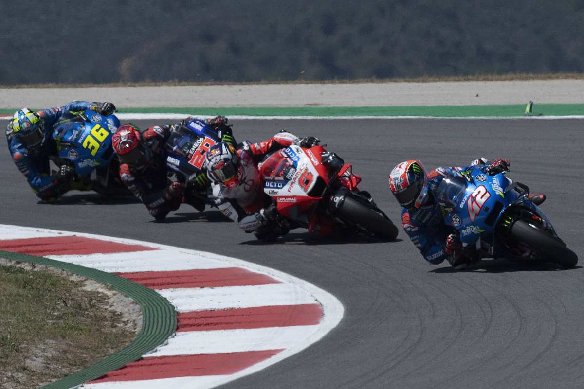 Una fase di gara del Gran Premio del Portogallo di MotoGP 2021 a Portimao con Alex Rins, Johann Zarco, Fabio Quartararo e Joan Mir