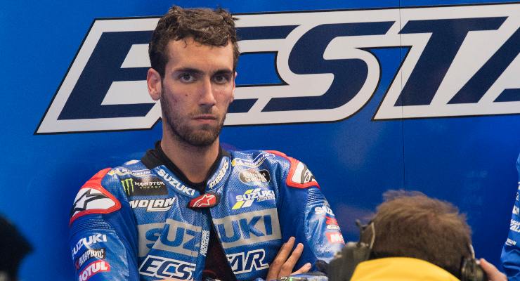 Alex Rins nel box della Suzuki