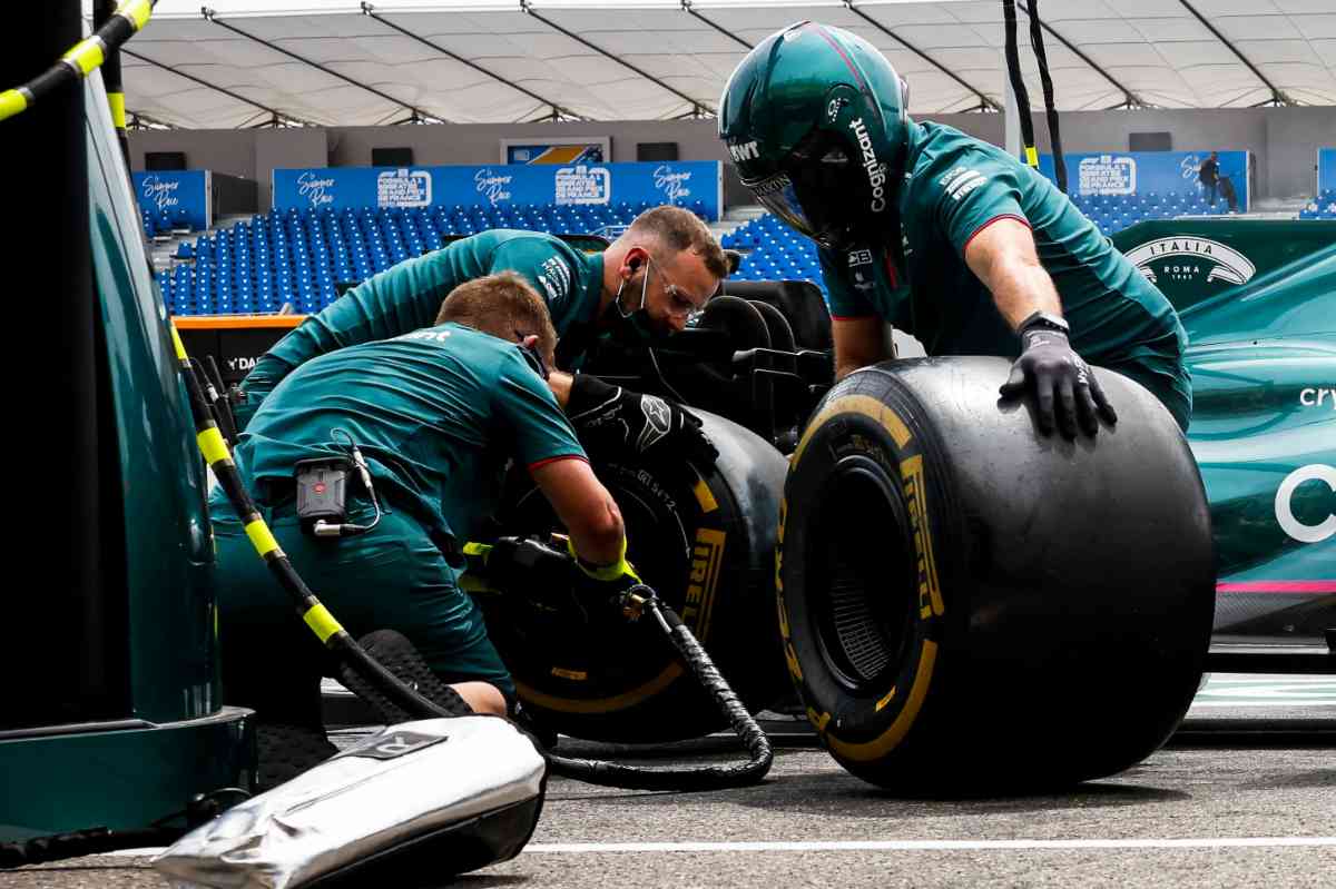 Il cambio gomme della Aston Martin