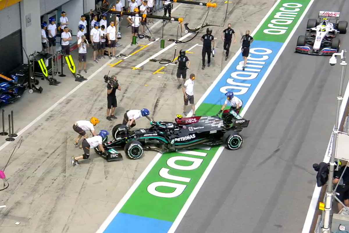 Il testacoda di Valtteri Bottas nella corsia dei box nelle prove libere del Gran Premio di Stiria di F1 2021 al Red Bull Ring