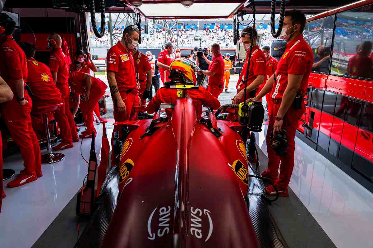 Carlos Sainz ai box nel Gran Premio di Francia di F1 2021 al Paul Ricard