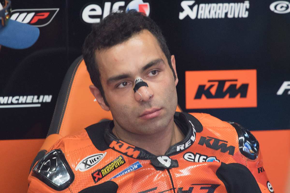 Danilo Petrucci ai box del team Ktm Tech3