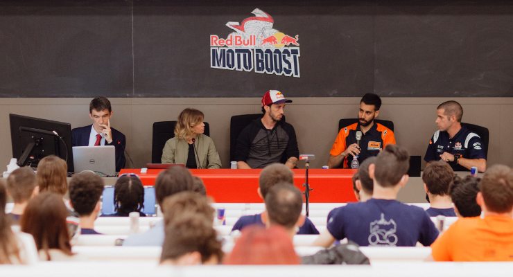 Andrea Dovizioso durante la lezione all'università di Bologna (Foto Red Bull)