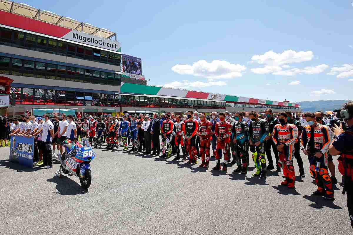 Il minuto di silenzio per Jason Dupasquier sulla griglia di partenza del Gran Premio d'Italia di MotoGP 2021 al Mugello