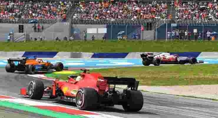 La Ferrari di Carlos Sainz in pista