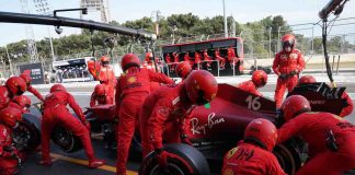 La Ferrari ai box nell'ultimo Gran Premio dell'Azerbaigian di F1 2021 a Baku