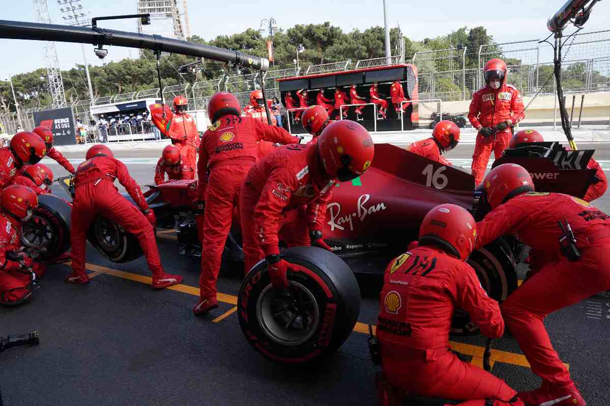 La Ferrari ai box nell'ultimo Gran Premio dell'Azerbaigian di F1 2021 a Baku