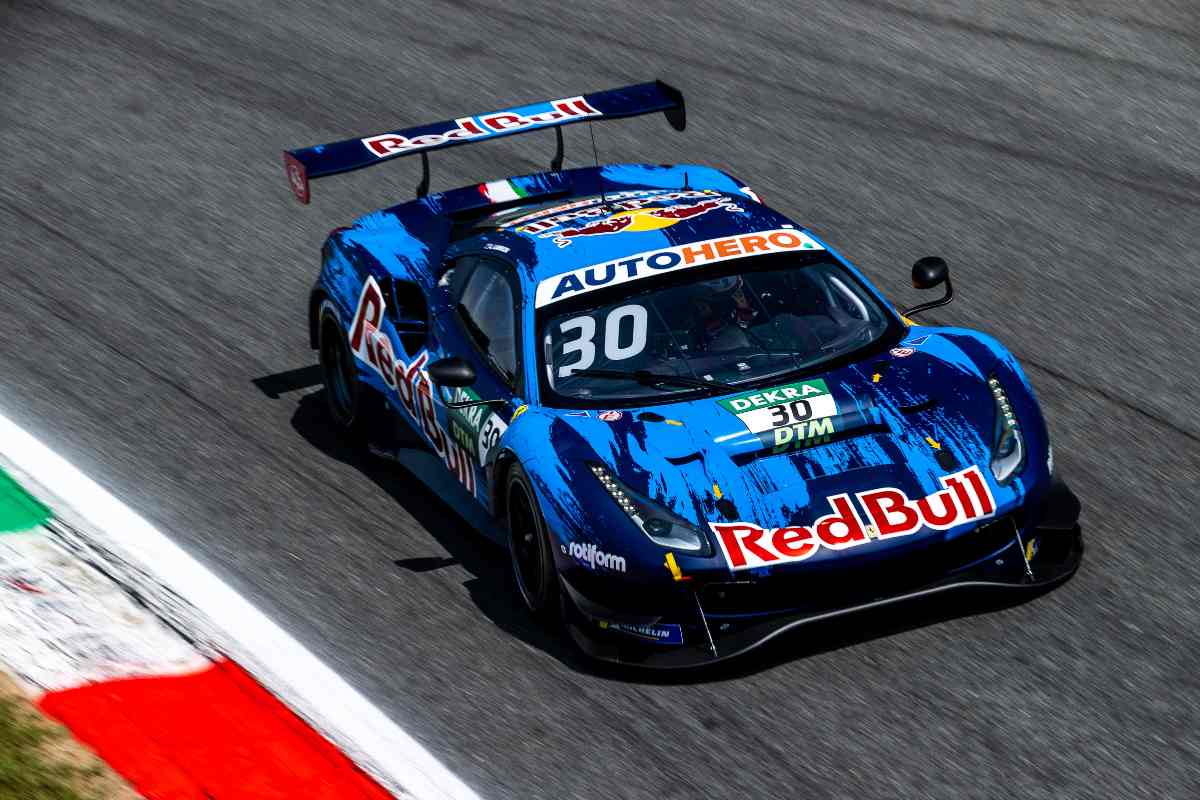 La Ferrari Red Bull di Liam Lawson in pista a Monza nel Dtm 2021