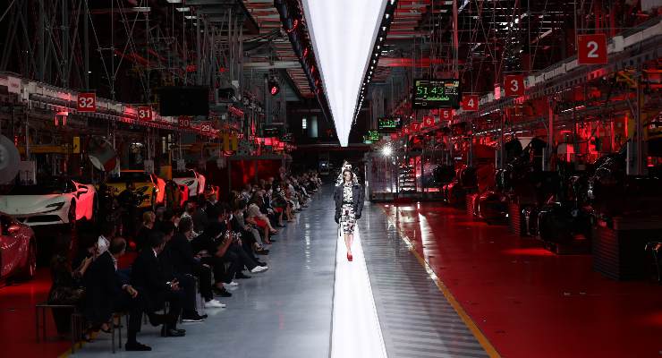 La sfilata della Ferrari nella fabbrica di Maranello