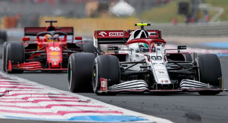 La Ferrari di Charles Leclerc dietro ad Antonio Giovinazzi al Gran Premio di Francia di F1 2021 al Paul Ricard