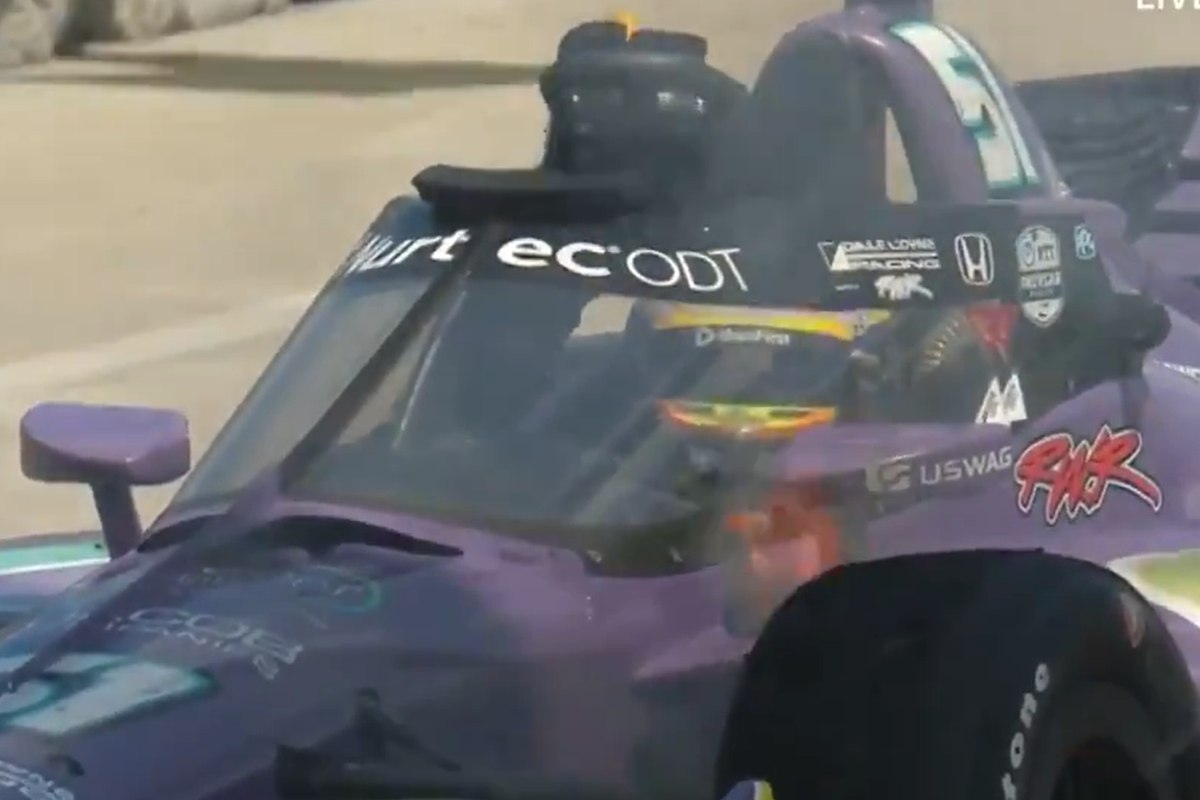 I freni della macchina di Romain Grosjean vanno a fuoco durante il Gran Premio di Detroit