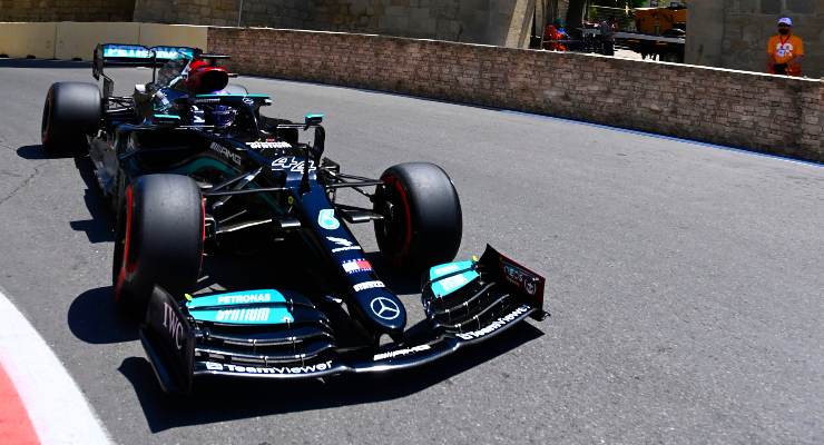 Lewis Hamilton in pista al Gran Premio dell'Azerbaigian di F1 2021 a Baku