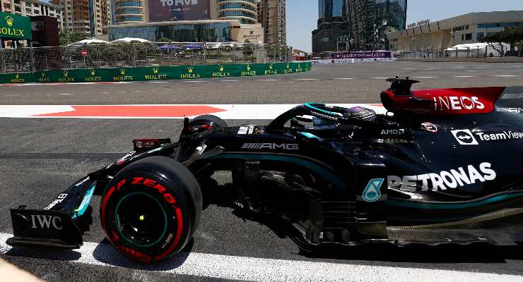 Lewis Hamilton in pista nelle prove libere del Gran Premio dell'Azerbaigian di F1 2021 a Baku