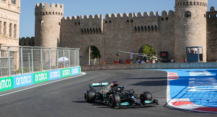 Lewis Hamilton in pista nel Gran Premio dell'Azerbaigian di F1 2021 a Baku