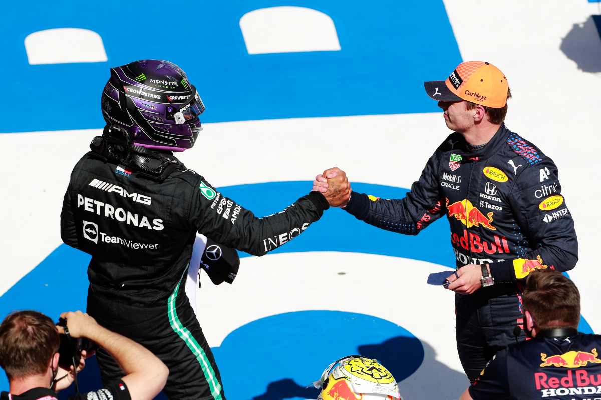 Lewis Hamilton stringe la mano a Max Verstappen nel parco chiuso del Gran Premio di Stiria di F1 2021 al Red Bull Ring