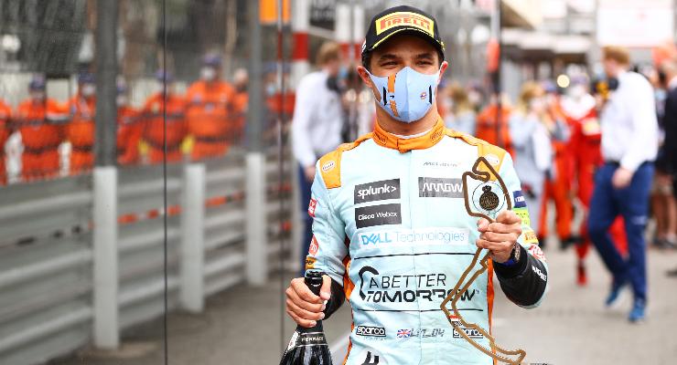 Lando Norris con il trofeo per il terzo posto nel Gran Premio di Montecarlo di F1 2021 a Monaco