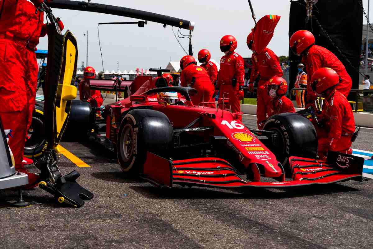 Charles Leclerc ai box nel Gran Premio di Francia di F1 2021 al Paul RIcard