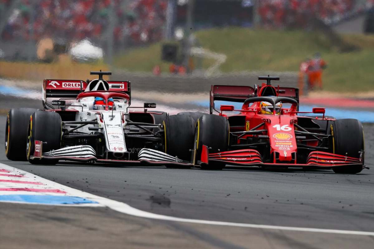 La Ferrari di Charles Leclerc in lotta con Kimi Raikkonen al Gran Premio di Francia di F1 2021 al Paul Ricard