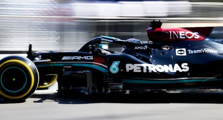 Lewis Hamilton in pista nel Gran Premio dell'Azerbaigian di F1 2021 a Baku