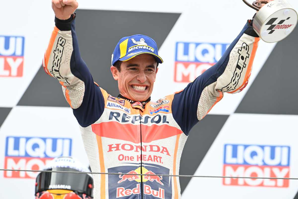 Marc Marquez sul podio del Gran Premio di Germania di MotoGP 2021 al Sachsenring