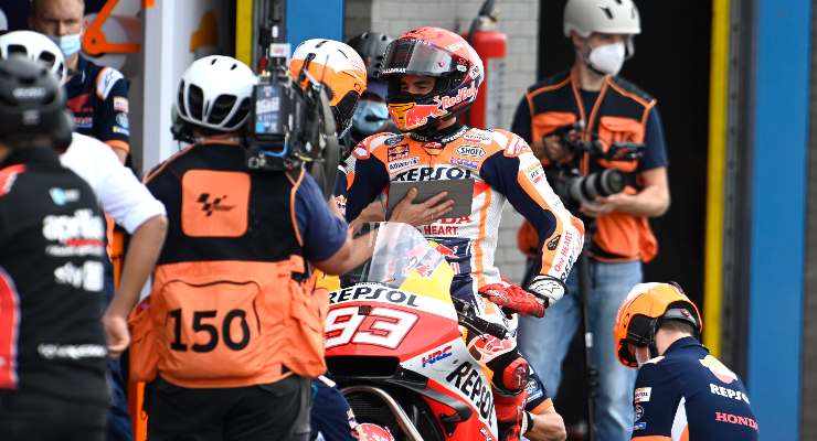 Marc Marquez ai box nelle qualifiche del Gran Premio d'Olanda di MotoGP 2021 ad Assen