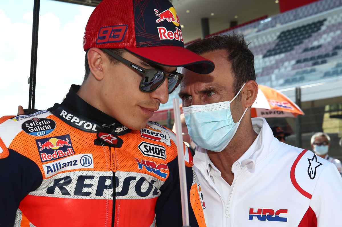 Marc Marquez con il team principal Alberto Puig sulla griglia di partenza del Gran Premio d'Italia di MotoGP 2021 al Mugello