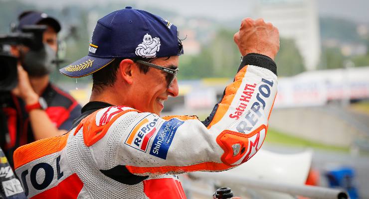 Marc Marquez festeggia la vittoria al Gran Premio di Germania di MotoGP 2021 al Sachsenring