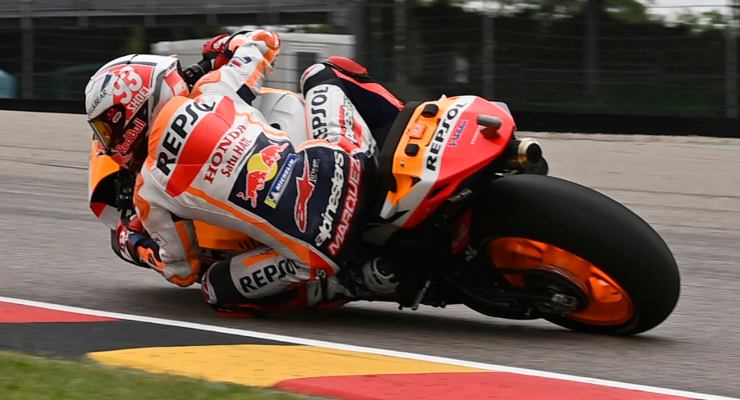 Marc Marquez in pista sulla sua Honda al Gran Premio di Germania di MotoGP 2021 al Sachsenring
