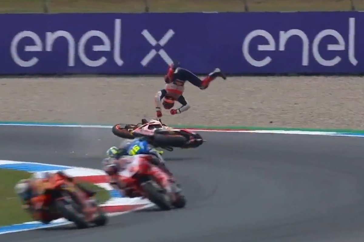 La caduta di Marc Marquez dalla Honda nelle prove libere del Gran Premio d'Olanda di MotoGP 2021 ad Assen