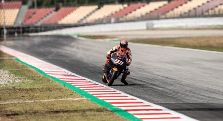 Marc Marquez sulla moto laboratorio nera nei test MotoGP di Barcellona