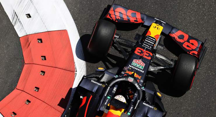 Max Verstappen in pista nel Gran Premio dell'Azerbaigian di F1 2021 a Baku
