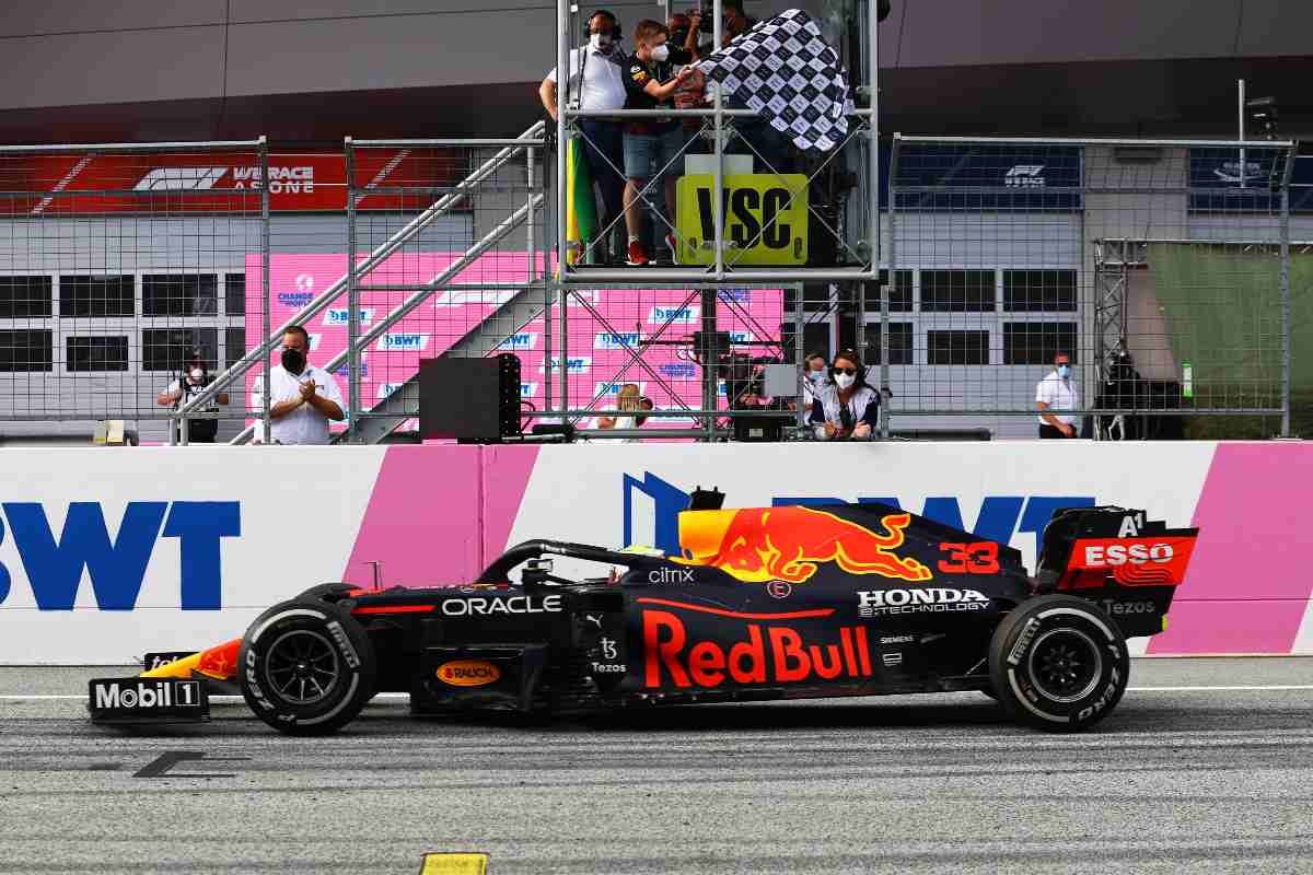 Max Verstappen taglia il traguardo del Gran Premio di Stiria di F1 2021 al Red Bull Ring