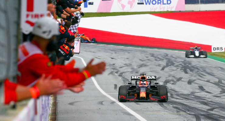 Max Verstappen taglia il traguardo del Gran Premio di Stiria di F1 2021 al Red Bull Ring