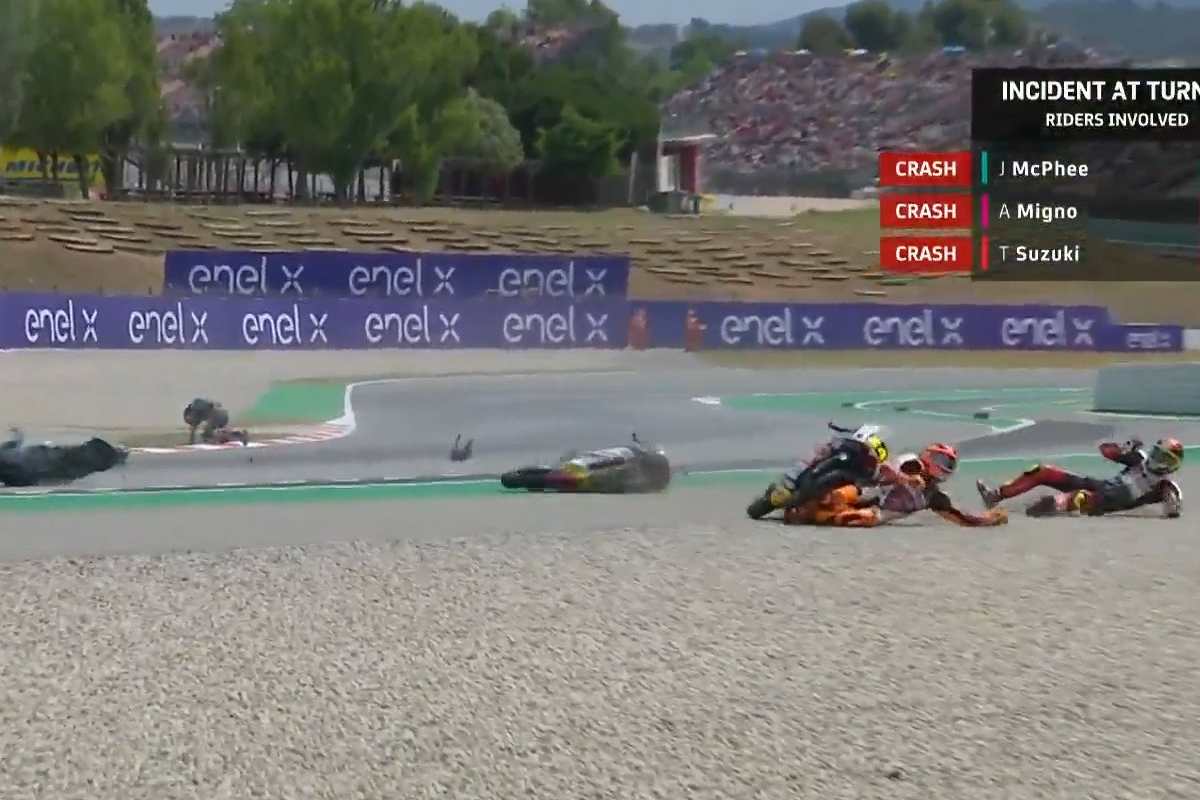 L'incidente tra McPhee, Migno e Suzuki nel Gran Premio di Catalogna di Moto3 a Barcellona
