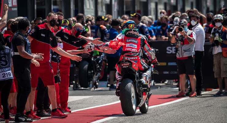 Michael Ruben Rinaldi nella corsia dei box al Mondiale Superbike a Misano Adriatico