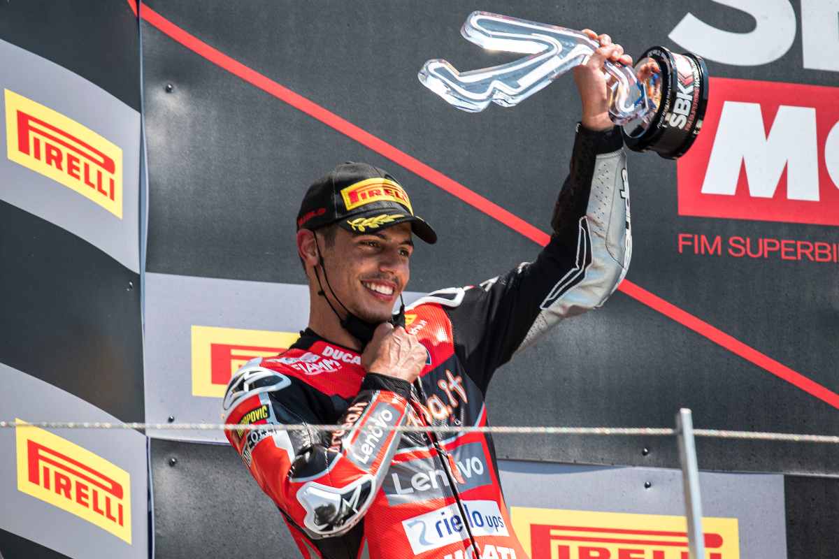 Michael Ruben Rinaldi sul gradino più alto del podio del Mondiale Superbike a Misano Adriatico