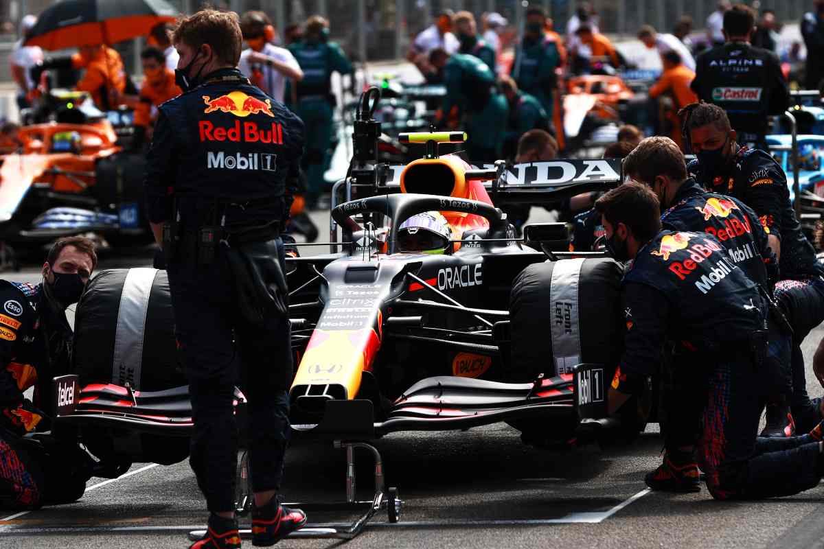 Sergio Perez sulla griglia di partenza del Gran Premio dell'Azerbaigian di F1 2021 a Baku