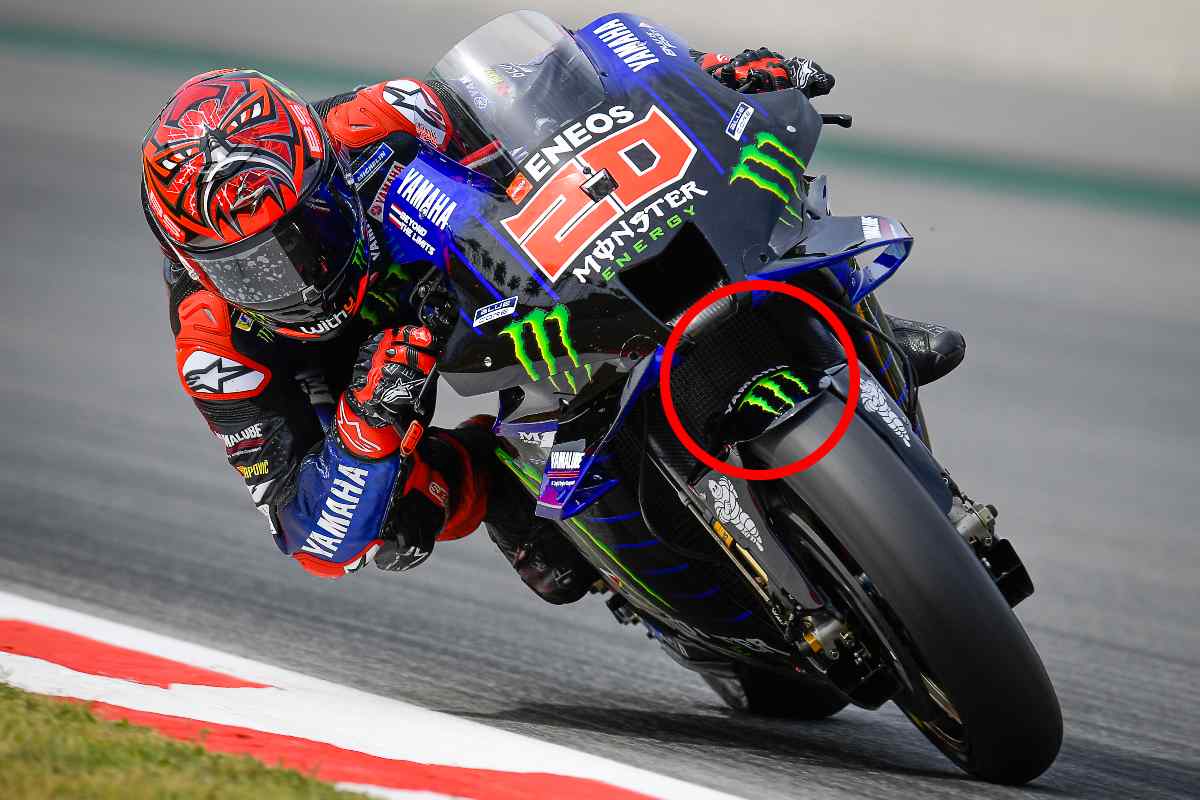 Fabio Quartararo sulla Yamaha nelle prove libere del Gran Premio di Catalogna di MotoGP 2021 a Barcellona; nel cerchio rosso, il nuovo parafango