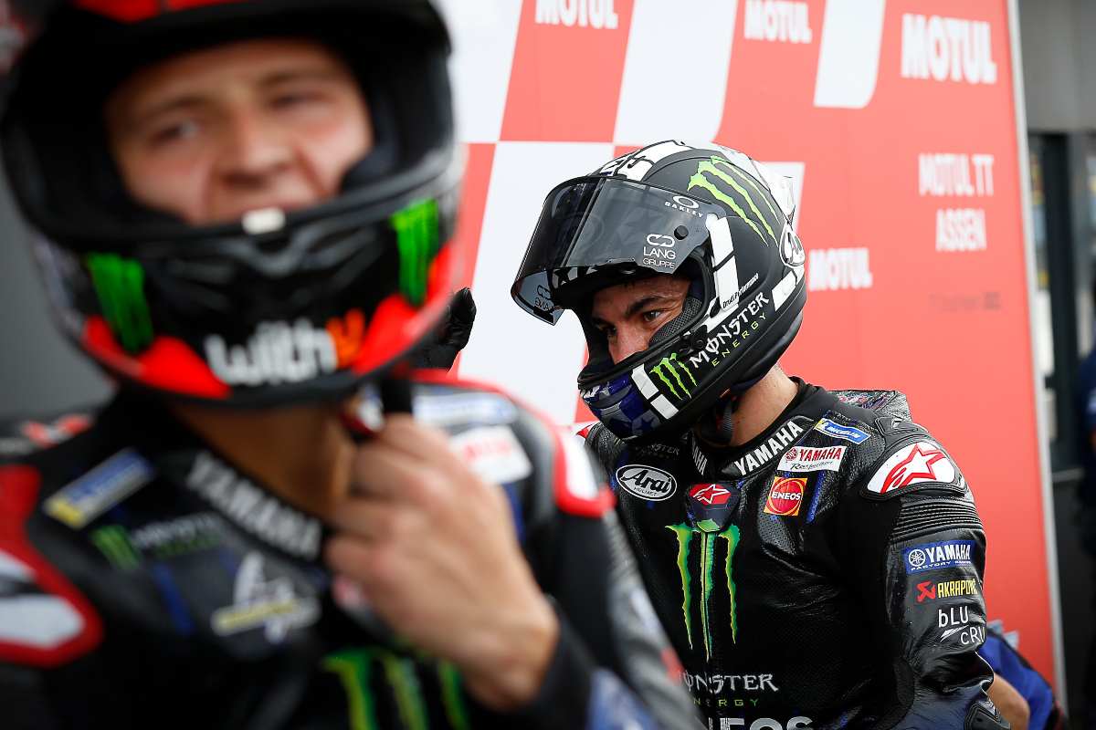 Fabio Quartararo davanti a Maverick Vinales nel parco chiuso del Gran Premio d'Olanda di MotoGP 2021 ad Assen