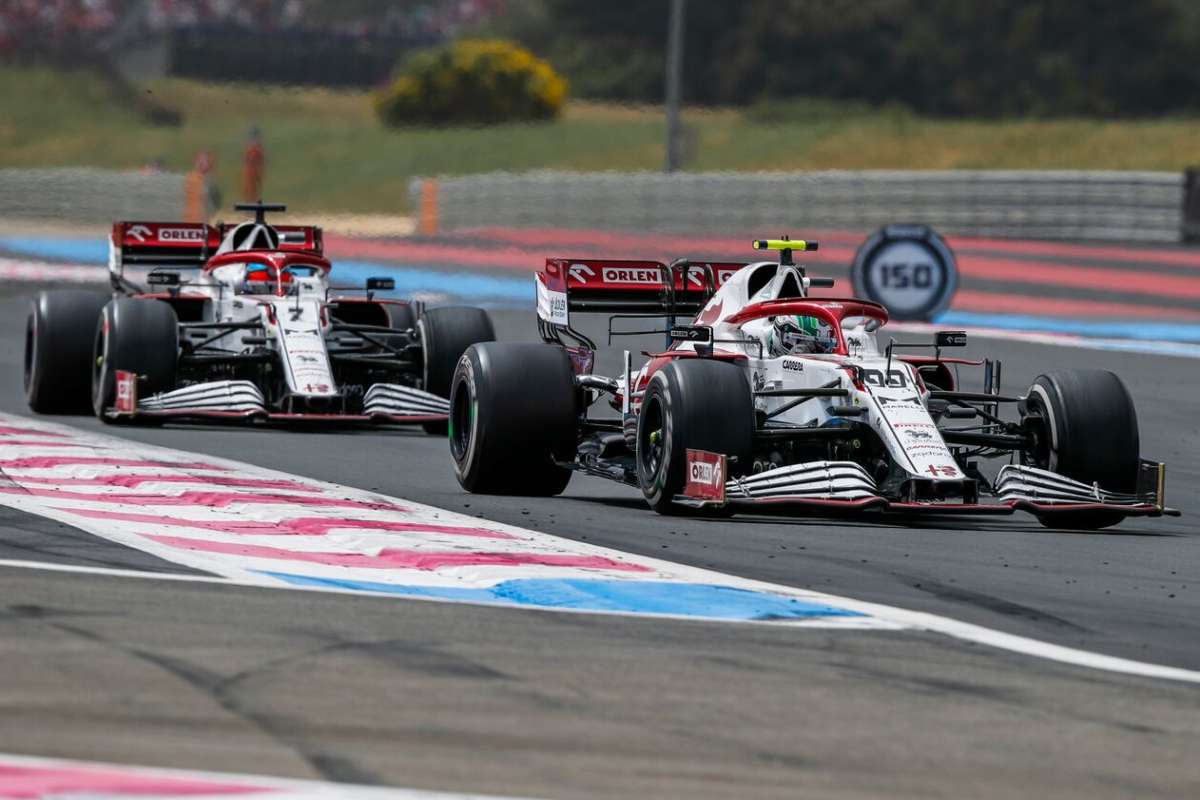 Kimi Raikkonen e Antonio Giovinazzi in pista