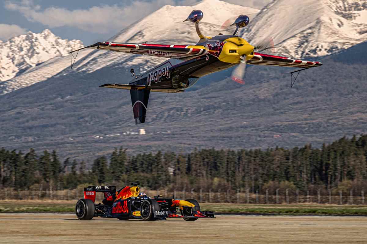 La Red Bull di David Coulthard sfida l'aereo