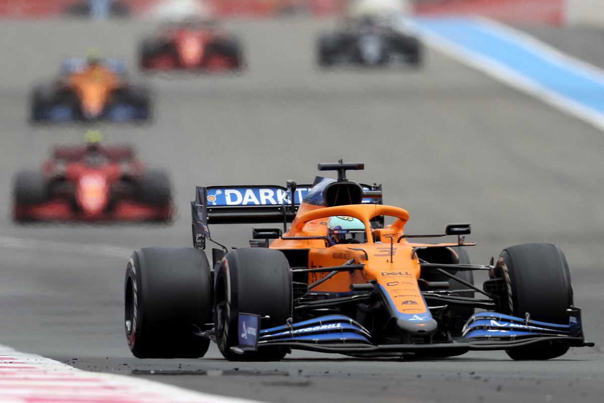La McLaren di Daniel Ricciardo davanti alle Ferrari nel Gran Premio di Francia di F1 2021 al Paul Ricard
