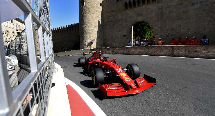Carlos Sainz in pista nelle prove libere del Gran Premio dell'Azerbaigian di F1 2021 a Barcellona