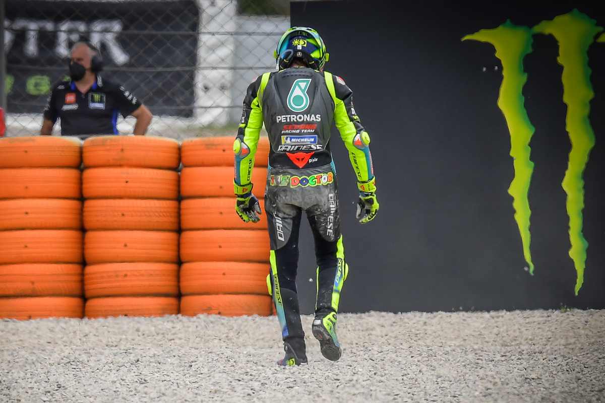 Valentino Rossi dopo la caduta al Gran Premio di Catalogna di MotoGP 2021 a Barcellona