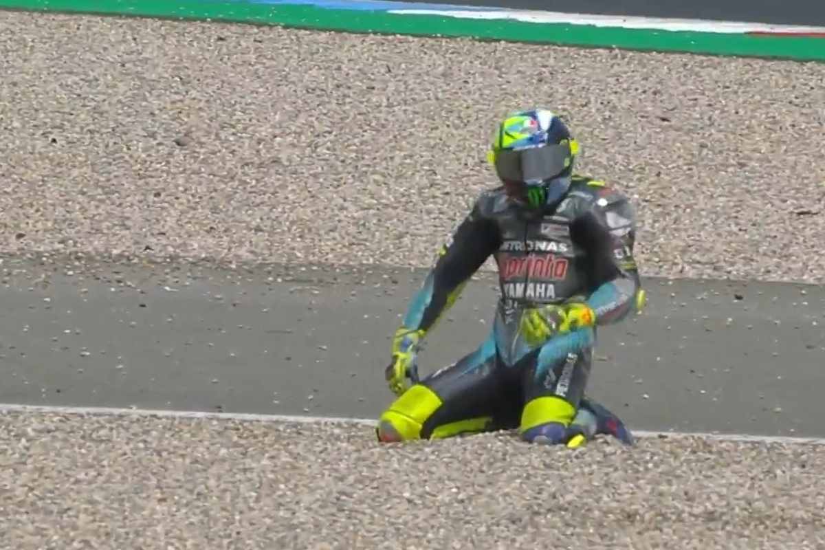 La caduta di Valentino Rossi al Gran Premio d'Olanda di MotoGP 2021 ad Assen